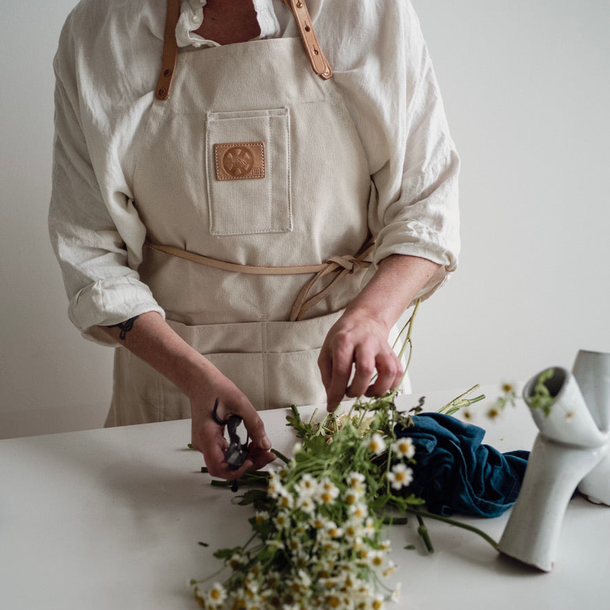 THE NATURAL CANVAS APRON